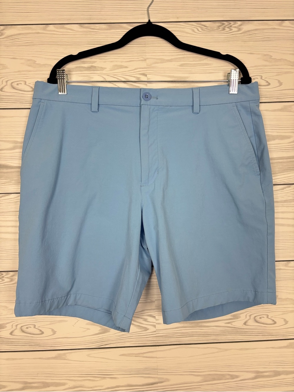Vineyard Vines performance baby blue shorts size 35